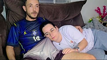 Tudo Começa Quando A Irmã De Criação é Provocada Pelo Irmão Enquanto O Jogo Do Brasil Rola Na Tv, E A Tensão Sobe Entre Os Dois.